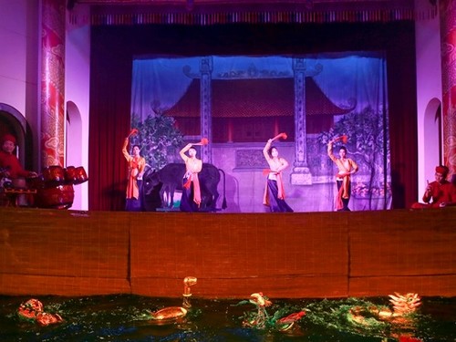 Performance combining water puppetry and classical opera on the stage - ảnh 2